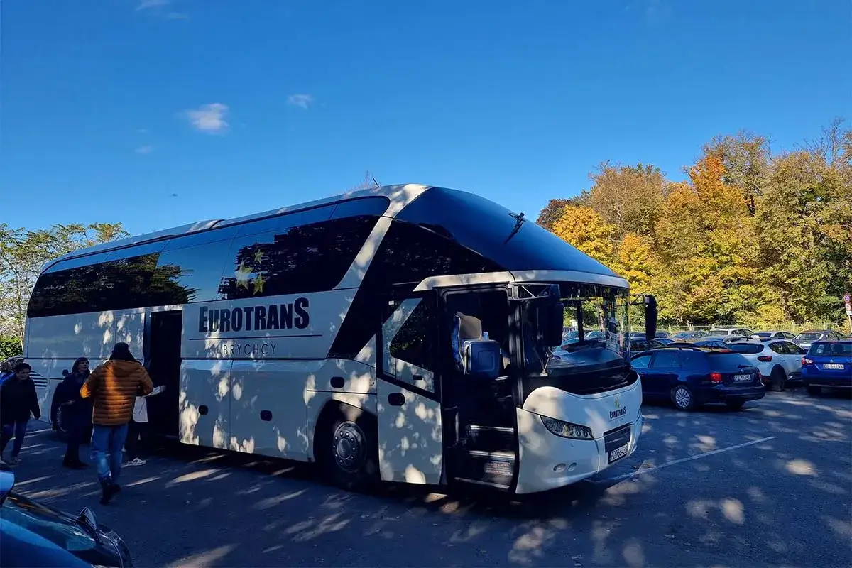 Autokar Eurotrans czeka na pasażerów. Czy to carpooling co to? Wspólne podróże to ekologiczny sposób na transport.