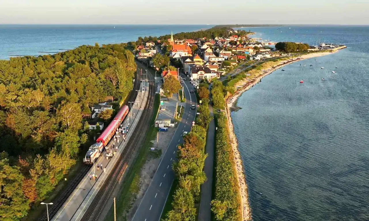 Pociąg PKP Gdynia - Hel zatrzymuje się na stacji. Sprawdź cenę biletu i wybierz się nad morze!