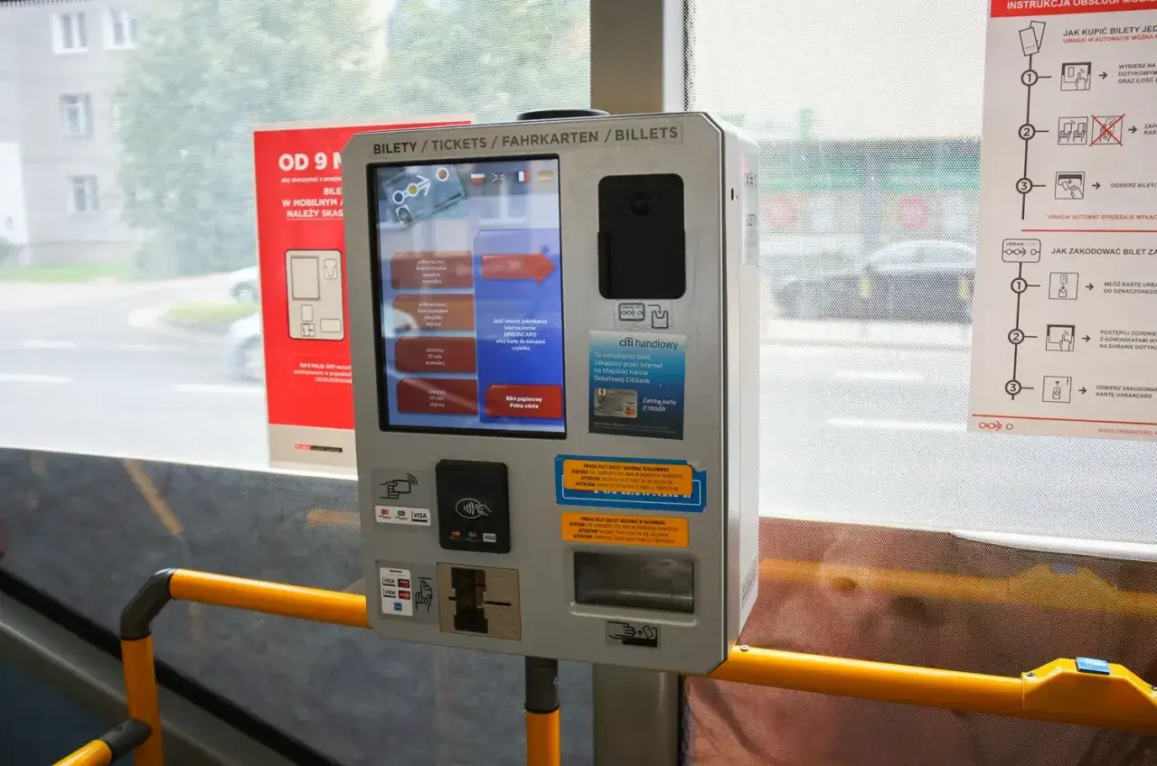 Automat do zakupu biletów autobusowych w Gdyni. Można tu kupić bilety jednorazowe i czasowe, a także zakodować Urbancard.