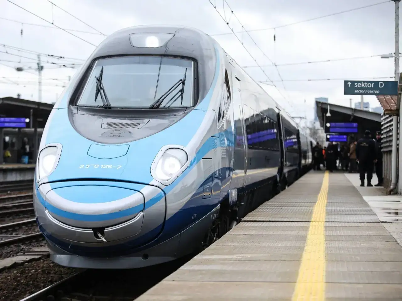 Pendolino na stacji, idealne na podróż z zniżkami na Pendolino.
