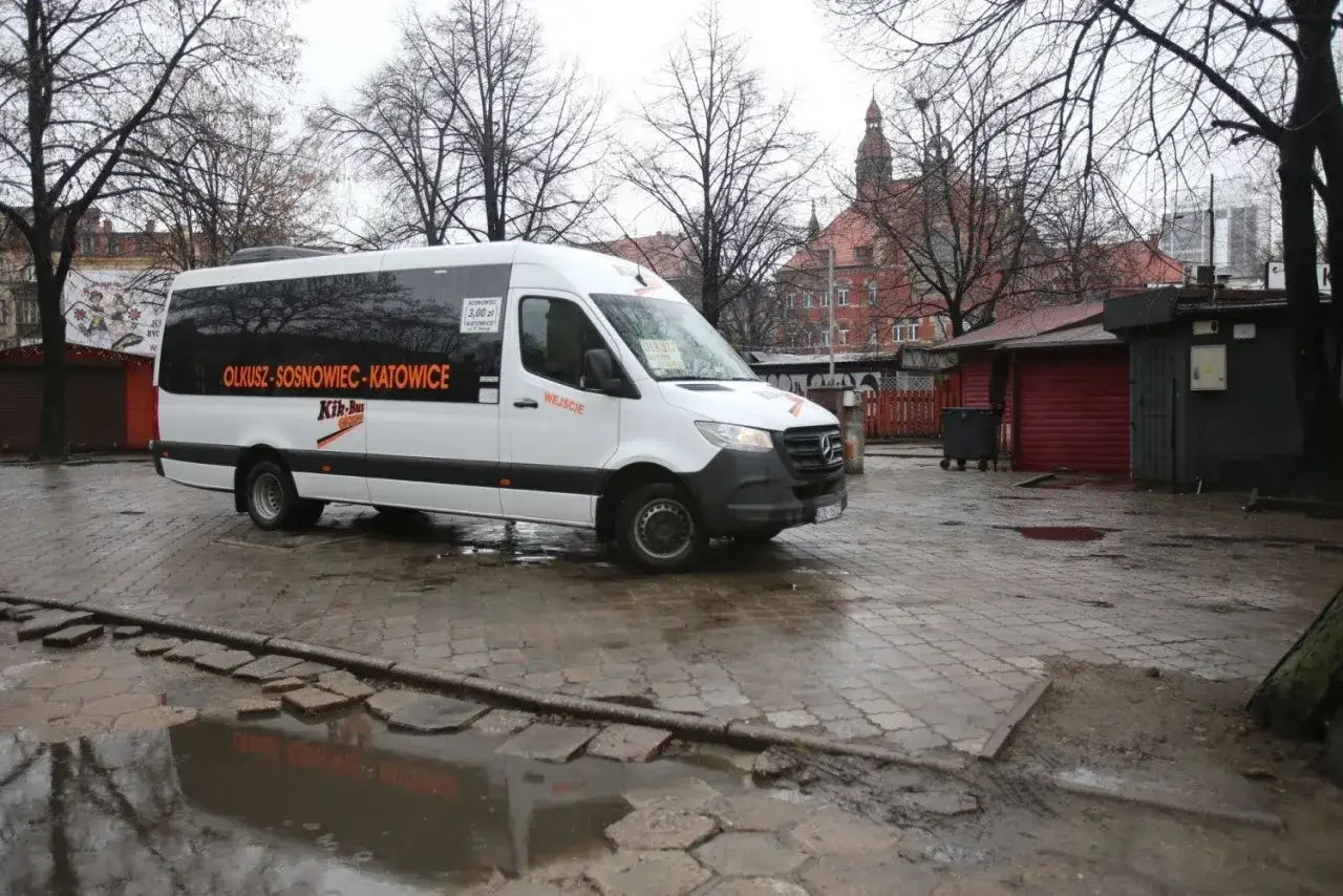 Biały kik-bus na trasie Olkusz-Sosnowiec-Katowice. Sprawdź cennik przejazdu.
