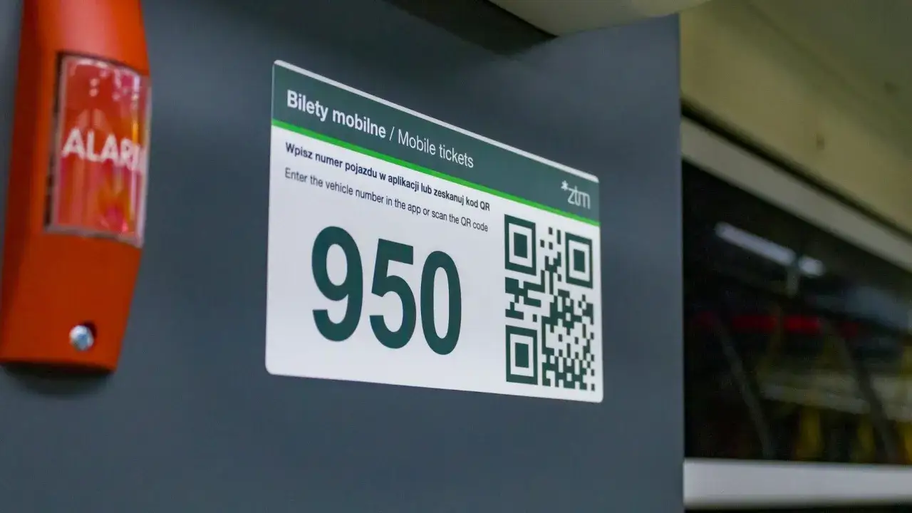 Bilet weekendowy Poznań? Skanuj kod QR lub wpisz numer 950 w aplikacji ZTM. Alarm obok.