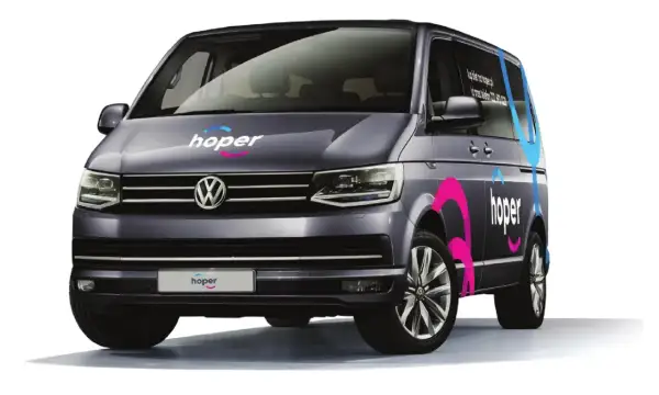 Ciemnoszary van z logo firmy przewozowej hopper. Na drzwiach i masce widnieje nazwa "hopper" w kolorach różowym i niebieskim.